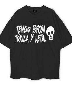 Tengo Esposa T�xica Y Letal Oversized T-Shirt
