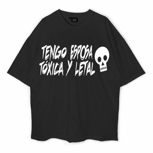 Tengo Esposa T�xica Y Letal Oversized T-Shirt