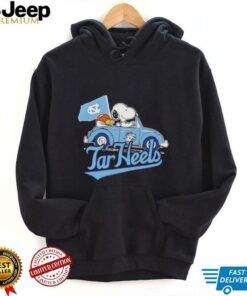 Snoopy and Woodstock driving car Tar Heels basketball shirt
