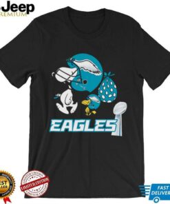 Snoopy and Woodstock walking Philadelphia Eagles shirt